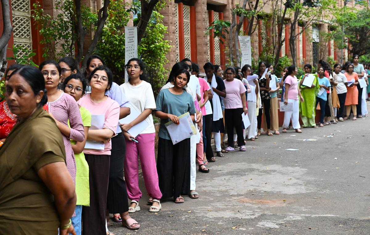 NEET UG 2025 Exam Review: Biology Found Lengthy, Chemistry Moderate, Physics Challenging — Section-Wise Difficulty & Student Reactions