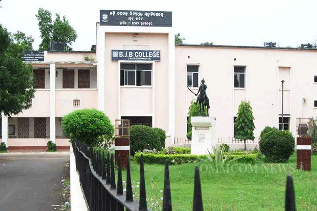 Sh V Kartik Pandian distributed Nua-O Scholarships in BJB Autonomous College  – bjbcollege