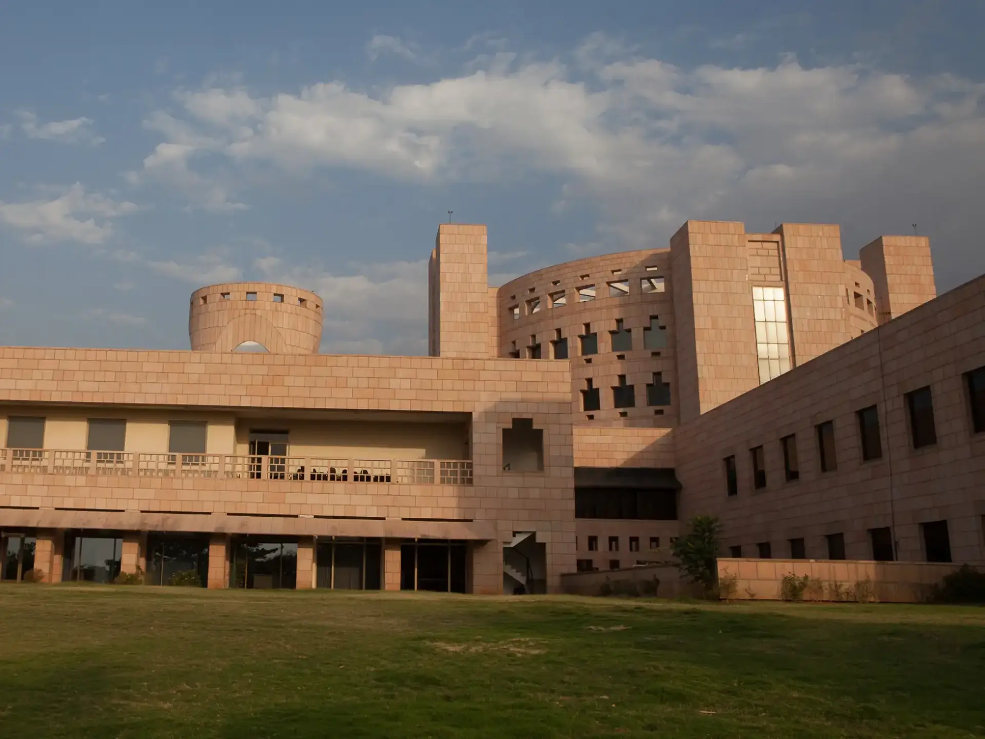 Indian School of Business (ISB)